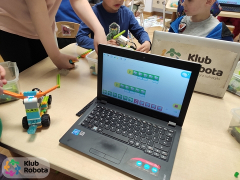 Robot zbudowany przez dzieci na zajęciach robotyki LEGO